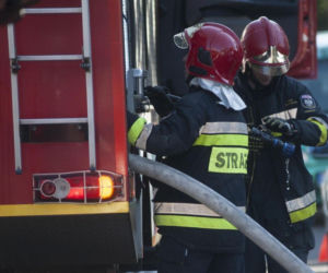 Duży pożar pod Wrocławiem. Ogień tuż obok domów! Na miejscu jest 13 jednostek straży pożarnej