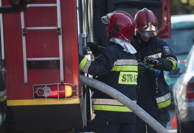 Duży pożar pod Wrocławiem. Ogień tuż obok domów! Na miejscu jest 13 jednostek straży pożarnej