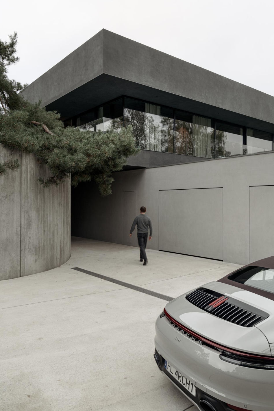 Dom wokół drzewa w Poznaniu. Betonowa willa projektu PL.architekci
