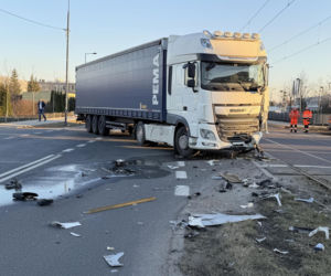 Zderzenie ciężarówki z tramwajem i potrącenie na torowisku; utrudnienia w kursowaniu tramwajów