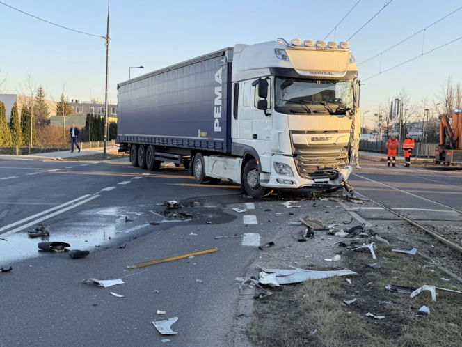 Zderzenie ciężarówki z tramwajem i potrącenie na torowisku; utrudnienia w kursowaniu tramwajów