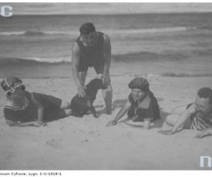Plażowa moda sprzed lat. Tak wypoczywały nad morzem poprzednie pokolenia [ZDJĘCIA ARCHIWALNE]