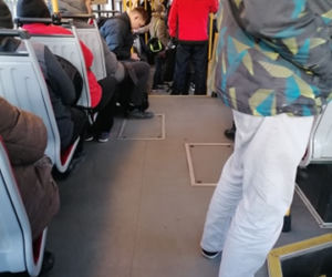 Tłok w autobusach i tramwajach w Warszawie