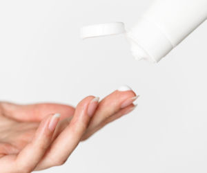 Ten tani krem z apteki koi podrażnienia i chroni przed mrozem. Znakomicie sprawdzi się zimą