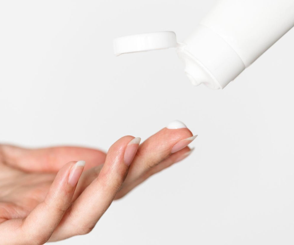 Ten tani krem z apteki koi podrażnienia i chroni przed mrozem. Znakomicie sprawdzi się zimą