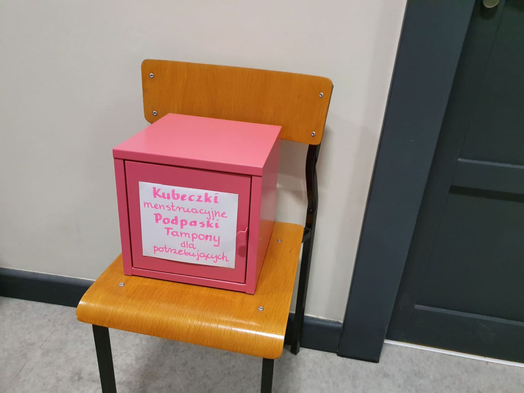 Wrocławianki postawiły skrzynkę z podpaskami i tamponami dla potrzebujących kobiet