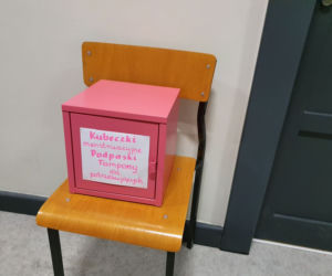 Wrocławianki postawiły skrzynkę z podpaskami i tamponami dla potrzebujących kobiet