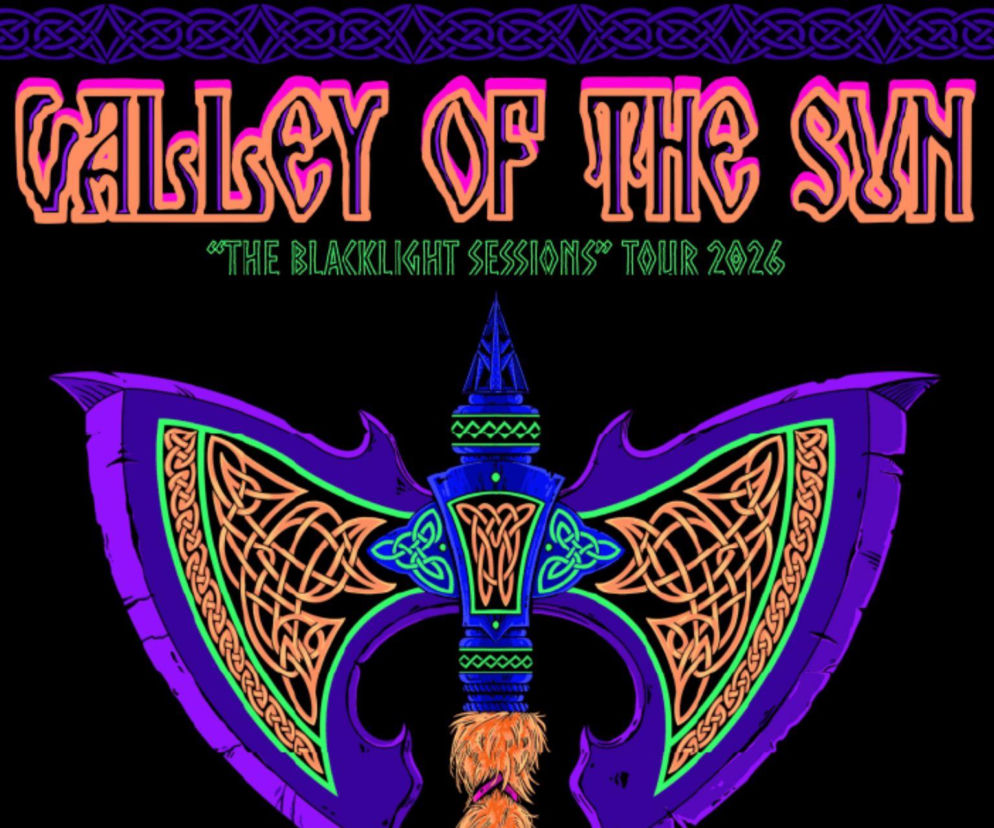 Plakat trasy Valley of the Sun z fioletowym toporem. O koncercie w Krakowie przeczytasz na EskaRock.