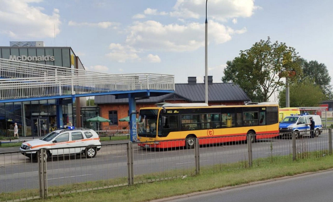 Krwawa rzeźnia w miejskim autobusie na warszawskim Targówku. 18-latka wpadła w dziki szał
