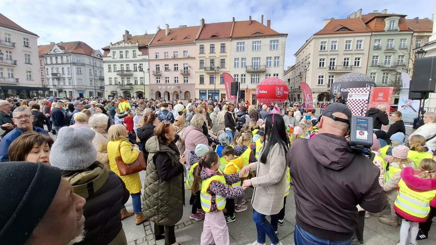Taneczne powitanie wiosny w Kaliszu. Walc Barbary z filmu „Noce i Dnie” wybrzmiał w sercu miasta