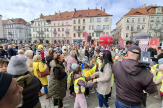 Taneczne powitanie wiosny w Kaliszu. Walc Barbary z filmu „Noce i Dnie” wybrzmiał w sercu miasta