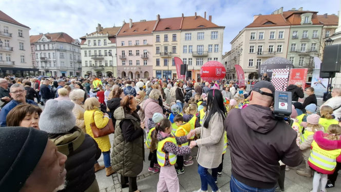 Taneczne powitanie wiosny w Kaliszu. Walc Barbary z filmu „Noce i Dnie” wybrzmiał w sercu miasta