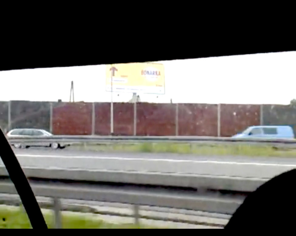 Volvo pędzące pod prąd na autostradzie