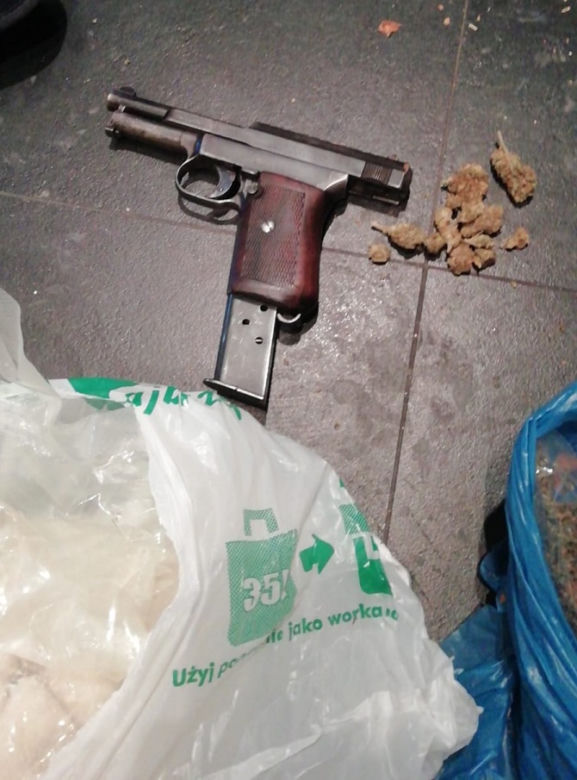Łódź: Kilogramy narkotyków, broń i lewe papierosy. 28-latek na Polesiu miał jeszcze więcej na sumieniu 