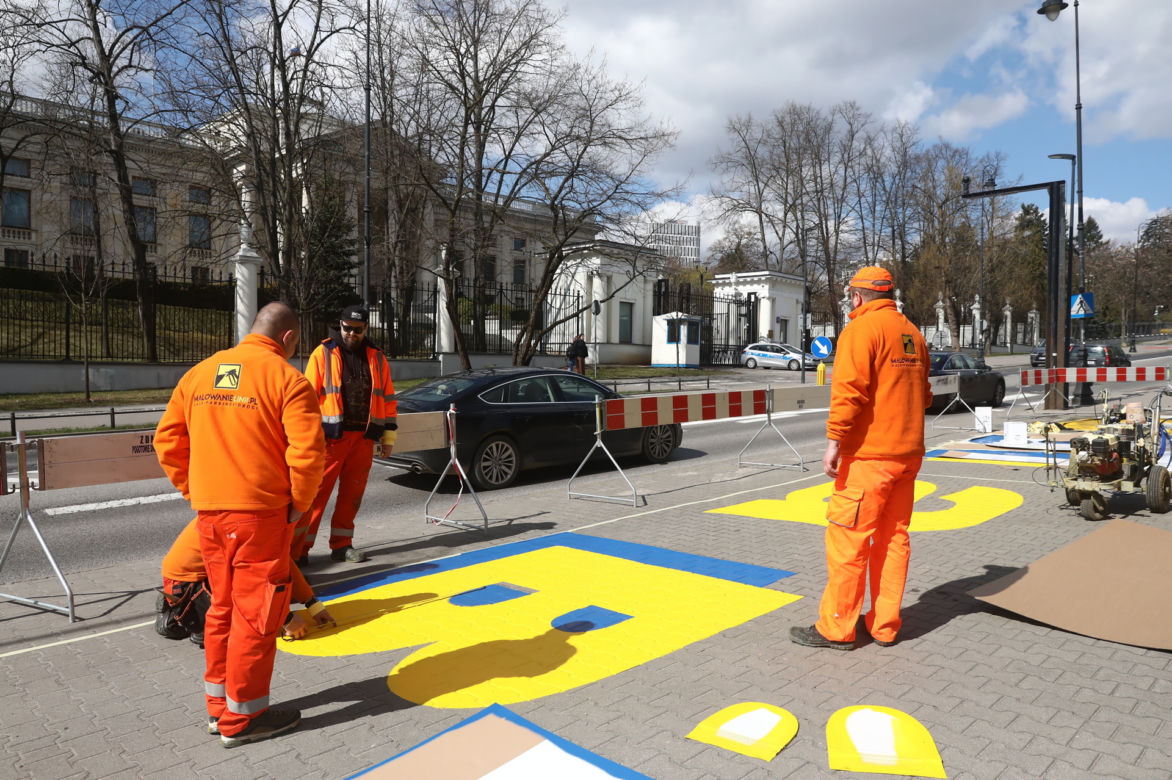 "Powstaje ogromny napis przed ambasadą. Rosjanie będą wściekli"