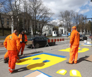 Powstaje ogromny napis przed ambasadą. Rosjanie będą wściekli
