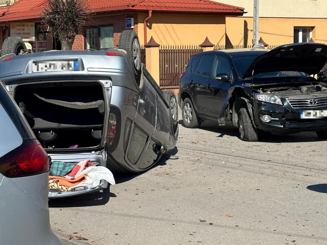 Emeryt wjechał w kobietę, która wsadzała dzieci do samochodu. Koszmarny wypadek pod Warszawą 