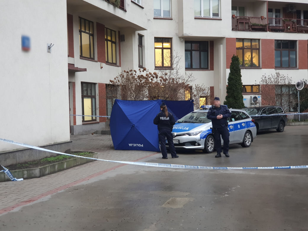 Kolejna makabra w Warszawie. Zwłoki mężczyzny na chodniku, co tam się stało?