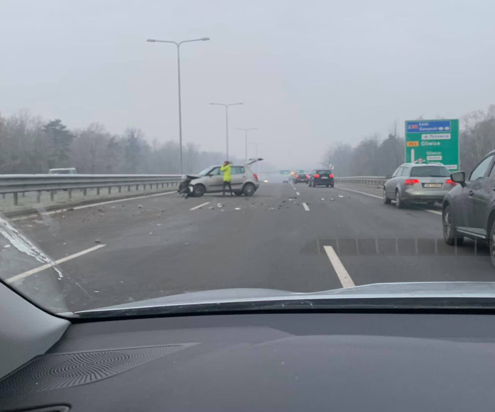 Wypadek na DTŚ w Zabrzu. Samochód uderzył w bariery. Potężne utrudnienia!