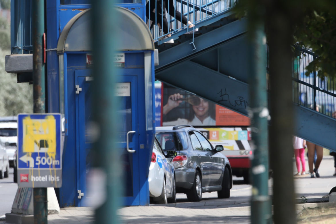 Policjanci kryją się za windą