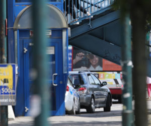 Policjanci kryją się za windą