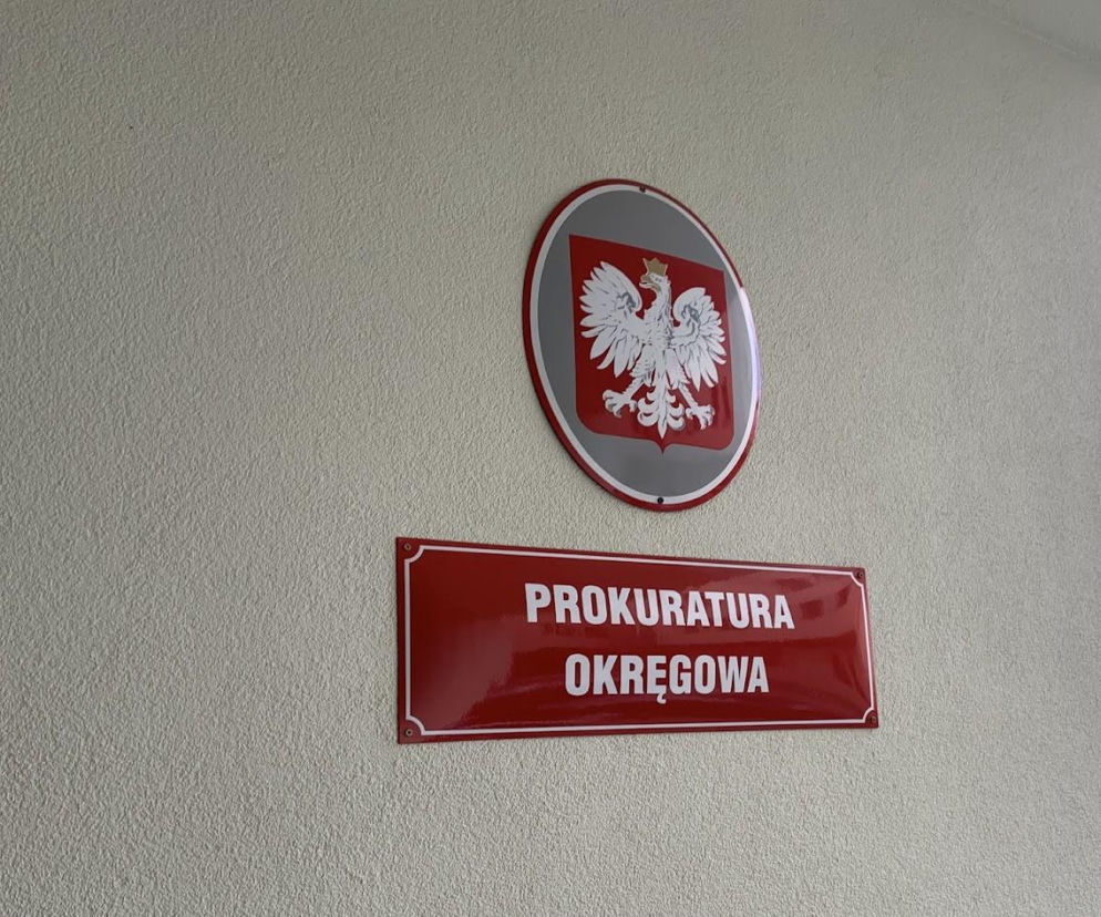 Tablica informacyjna z napisem PROKURATURA OKRĘGOWA oraz godłem Polski – białym orłem w czerwonym polu. Zdjęcie symbolizuje instytucję odpowiedzialną za śledztwo w sprawie tragedii pod Limanową, o której więcej przeczytasz na naszym portalu.