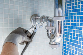 Zapchana rura? Przyczyny, metody i ceny usług hydraulicznych w 2026 roku