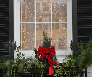 Zewnętrzne dekoracje okien na Boże Narodzenie