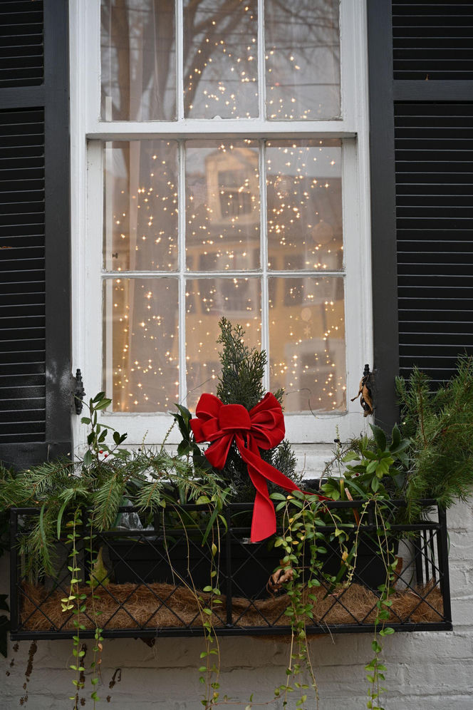 Zewnętrzne dekoracje okien na Boże Narodzenie