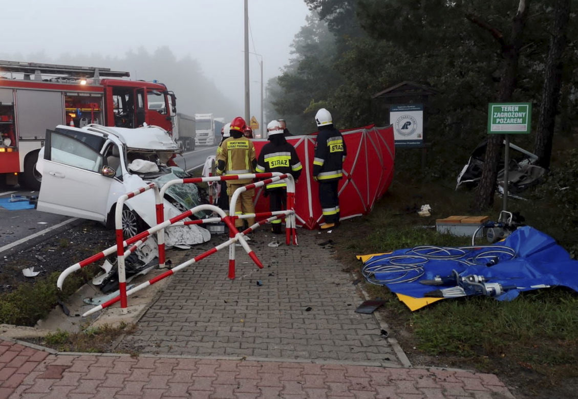 Śmiertelny wypadek w Ostrzeszowie! Trzyosobowa rodzina wjechała pod tira 