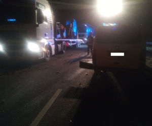 Kierowca busa wjechał w nocy w barierki na S5 pod Lesznem. Był pijany
