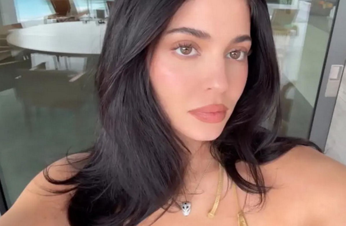 Ubrała się na basen za ćwierć miliona złotych! Zobacz stylizację Kylie Jenner