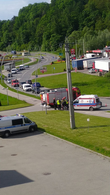 Nowy Sącz: 64-letnia rowerzystka uderzyła w osobowego citroena. Kobieta trafiła do szpitala