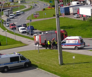 Nowy Sącz: 64-letnia rowerzystka uderzyła w osobowego citroena. Kobieta trafiła do szpitala
