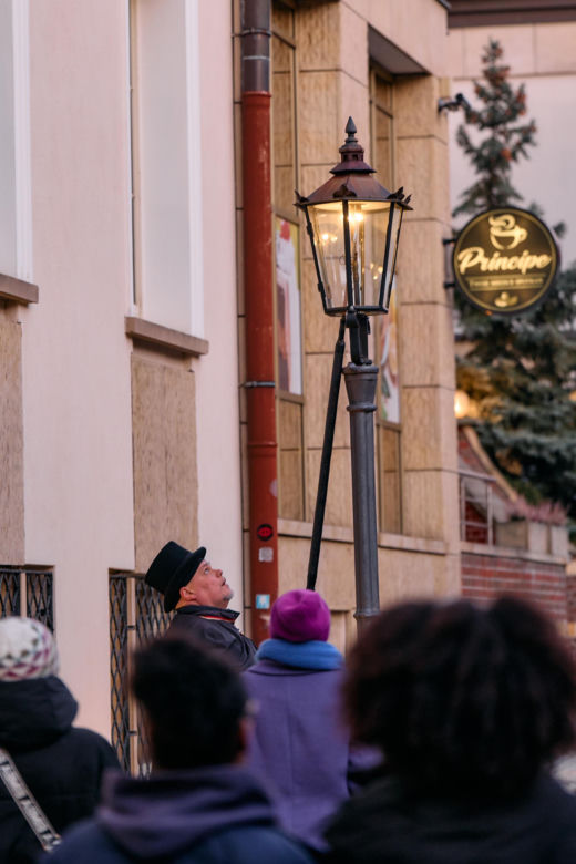 Wrocławski latarnik zapala 99 lamp gazowych