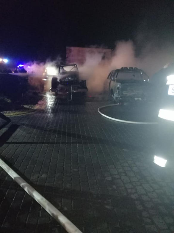 Dwa auta i laweta w ogniu! Na miejscu aż 5 zastępów straży pożarnej