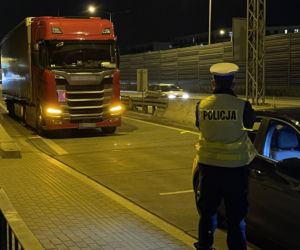 Pijany jak bela zajeżdżał innym drogę wielką ciężarówką. Ledwo stał na nogach   Dzięki