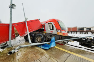 Groza na przejeździe kolejowym! Kierowca wyskoczył z kabiny