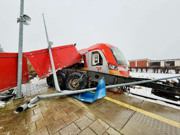 Groza na przejeździe kolejowym! Kierowca wyskoczył z kabiny