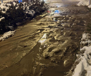 Kilkanaście awarii wodociągowych w Nowy Rok w Warszawie, zalane ulice. Kilkadziesiąt budynków bez wody