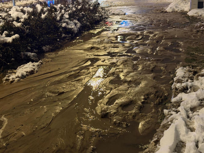 Kilkanaście awarii wodociągowych w Nowy Rok w Warszawie, zalane ulice. Kilkadziesiąt budynków bez wody