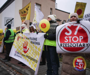 Protest ws. wariantów S7 przed siedzibą oddziału GDDKIA w Krakowie