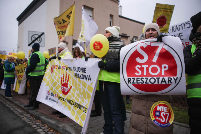 Protest ws. wariantów S7 przed siedzibą oddziału GDDKIA w Krakowie