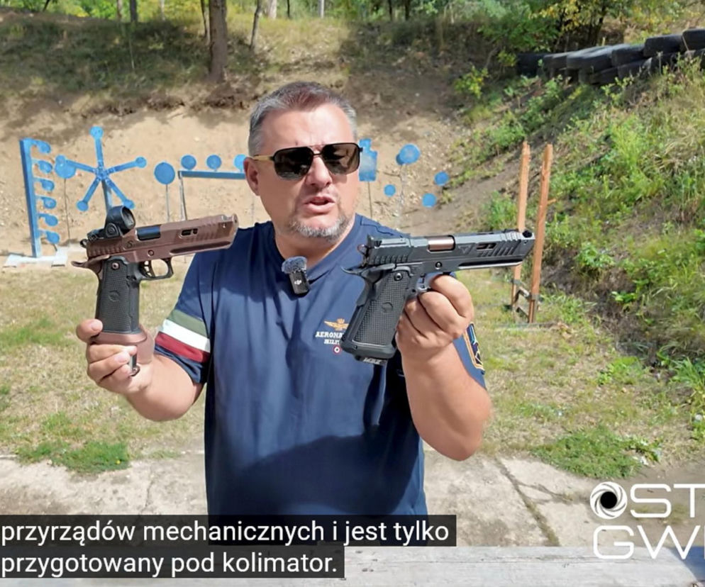 Mężczyzna trzyma pistolety Pit Viper i Sand Viper na strzelnicy. O broni Johna Wicka przeczytasz na SE Portal Obronny.