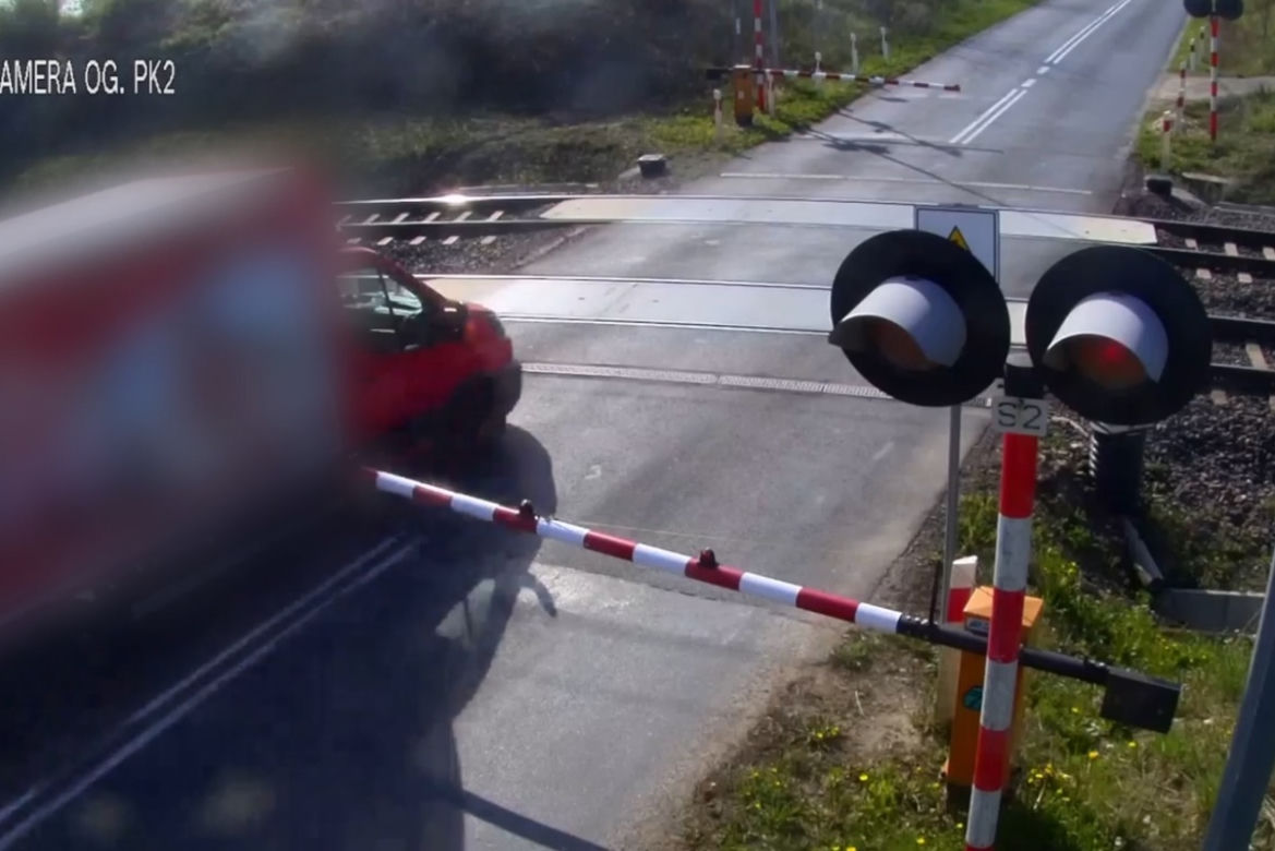 26-latek wjechał na przejazd kolejowy mimo opuszczonych rogatek! Słono za to zapłacił 