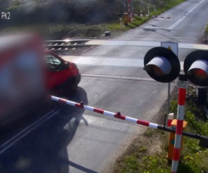 26-latek wjechał na przejazd kolejowy mimo opuszczonych rogatek! Słono za to zapłacił 