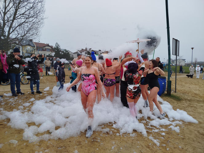 Mazowieckie Morsy otworzyły sezon morsowania 2025/2026 nad zalewem w Siedlcach