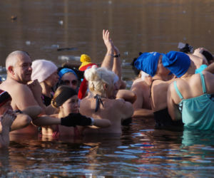 Zimna woda im niestraszna! Morsowanie w podbydgoskich Pieckach [ZDJĘCIA]
