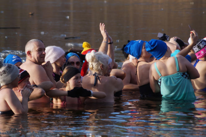 Zimna woda im niestraszna! Morsowanie w podbydgoskich Pieckach [ZDJĘCIA]