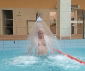  Lech Wałęsa na basenie
